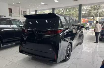 Toyota Alphard 2024 - Giao ngay Toyota Alphard Hybrid Màu Đen nội thất Nâu xe mới 100% sản xuất năm 2024
