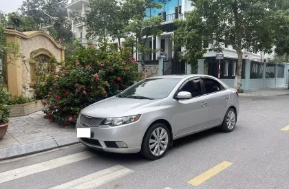 Kia Forte 1.6SLI 2010 - Tôi cần bán chiếc xe ô tô Kia Forte 1.6SLI SX 2010 màu bạc Số Tự Động