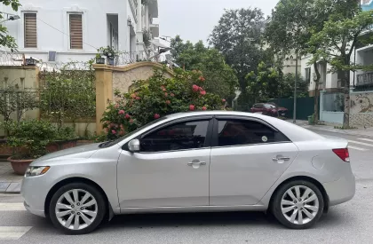 Kia Forte 1.6SLI 2010 - Tôi cần bán chiếc xe ô tô Kia Forte 1.6SLI SX 2010 màu bạc Số Tự Động