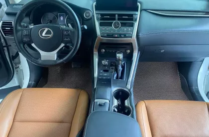 Lexus NX 300 2019 - Chính chủ bán Lexus NX300 mode 2019, sơn zin cả xe, full lịch sử hãng